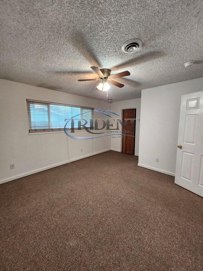 Building Photo - Cute 3 bedroom 2 bath