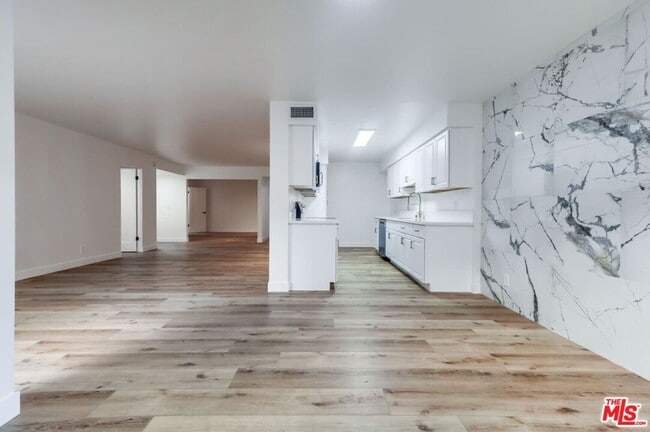 Building Photo - 435 N Oakhurst Dr