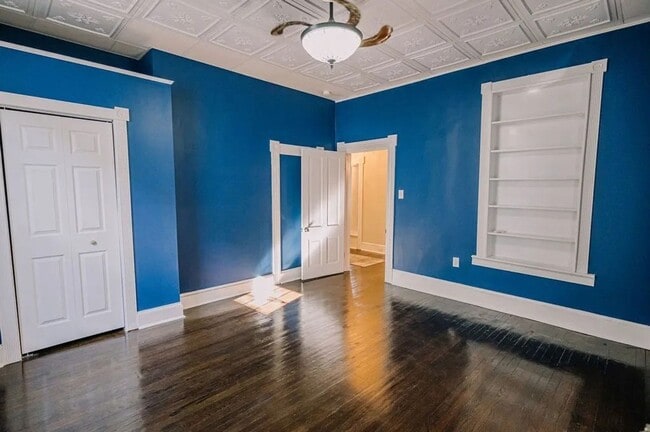 Building Photo - Newly Renovated & Spacious 4bed/2bath