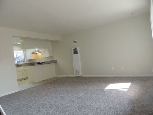 Building Photo - Renovated Townhouse in Paramount w/ Parkin...