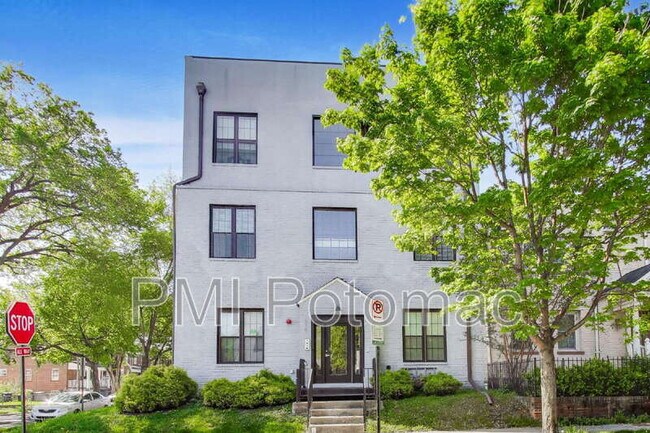 Building Photo - 1839 D St NE