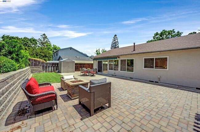 Building Photo - 2883 Westchester Dr
