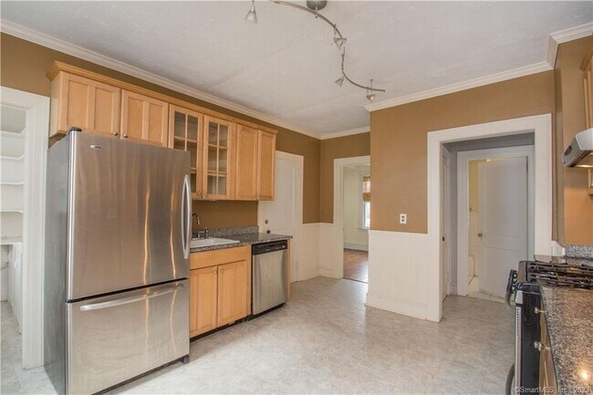 Building Photo - 77 Maplewood Ave