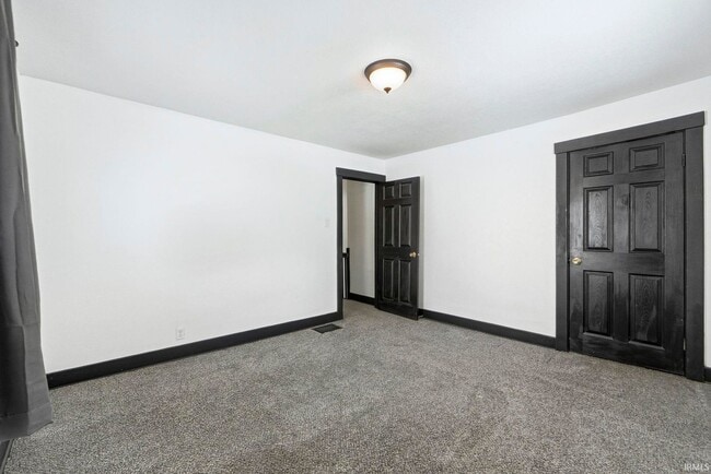 Building Photo - 3 bedroom available for immediate move i!