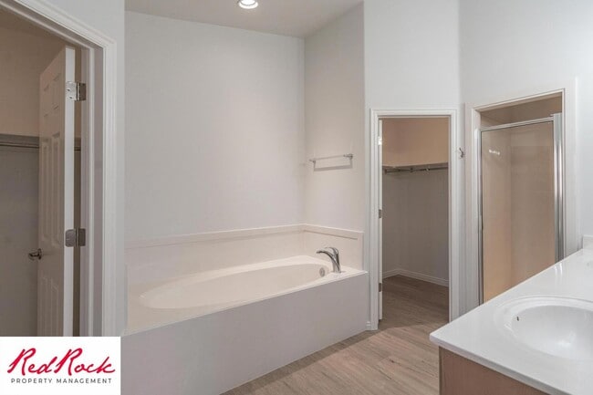 Building Photo - 4 Bedroom in Amber Estates - Newer LVP Flooring throughout home!