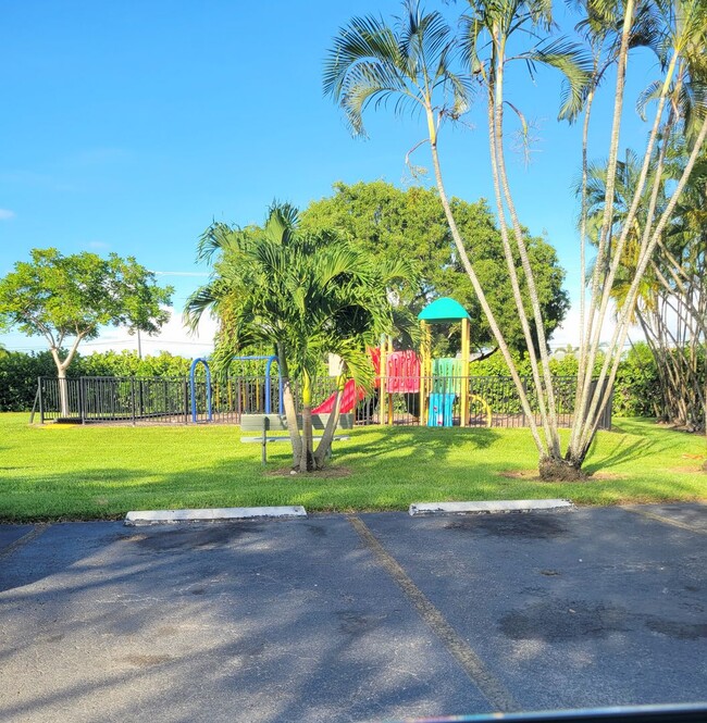 Building Photo - Beautifully renovated 2/2 condo in gated c...