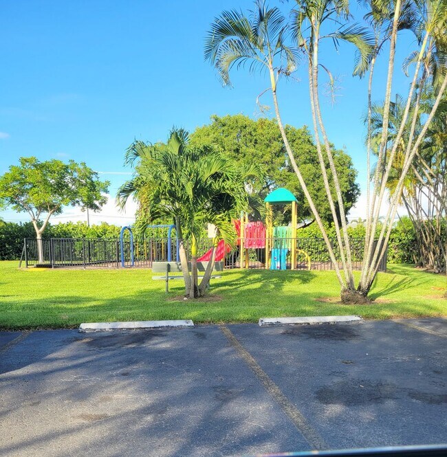 Building Photo - Beautifully renovated 2/2 condo in gated community