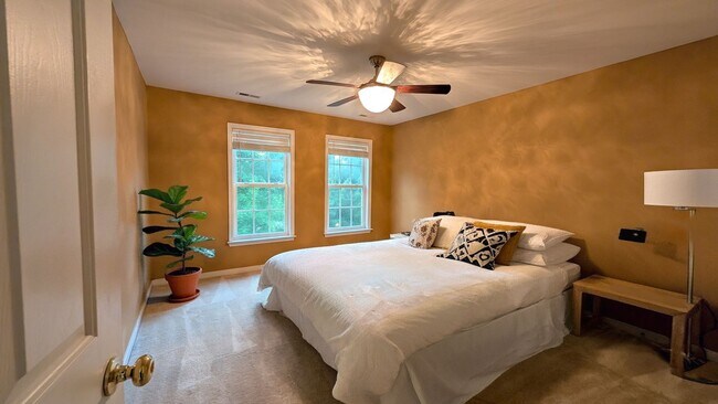 Building Photo - Gorgeous Charter Colony Cul-de-Sac Home: 4 Bed, 2.5 Bath Home with Screened-In Porch