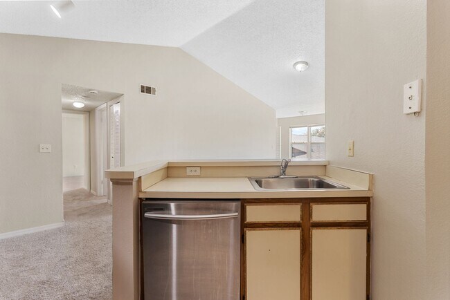 Building Photo - Venetian Place -  833