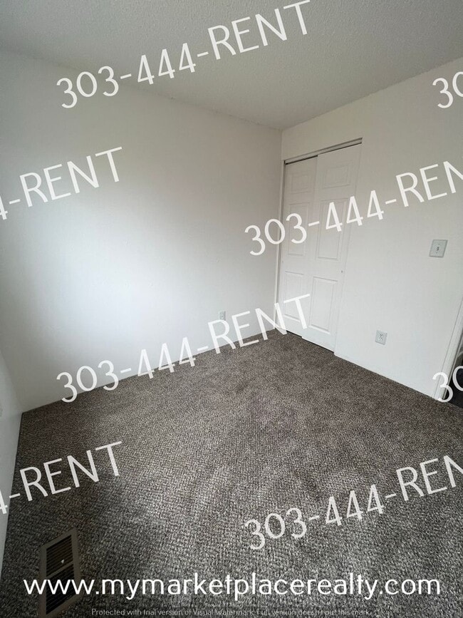 Building Photo - 3 Bedroom 2 Bath Bi-Level Home!