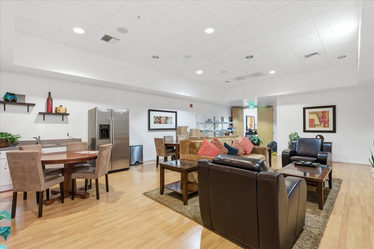 Building Photo - 350 W Ash St