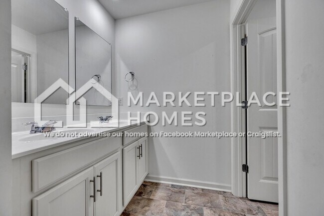 Building Photo - 1027 Park View Dr