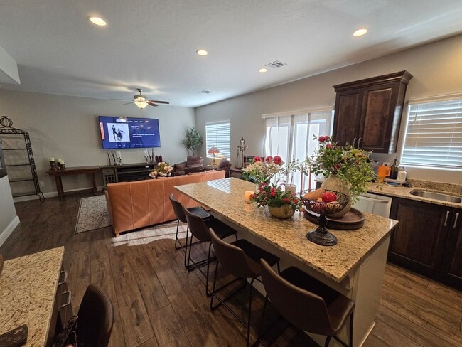 Building Photo - Stunning 3 bed home - like new