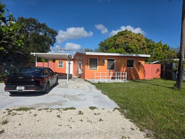 Building Photo - 1543 NW 10th Pl