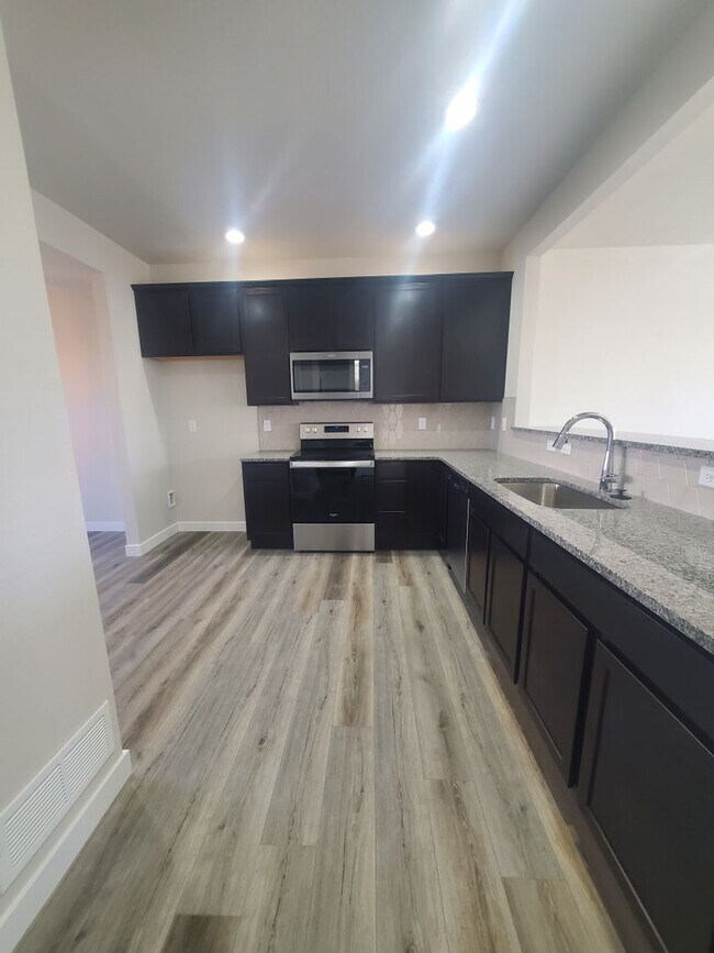 Building Photo - Updated and Very Spacious 3 Bedroom Townho...