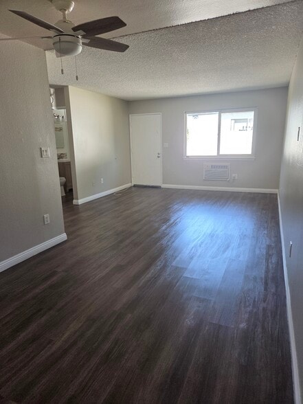 Building Photo - 553 Chatsworth Dr