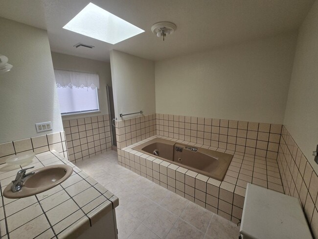 Building Photo - Spacious 3BD/2.5B Arcata home boasts farml...