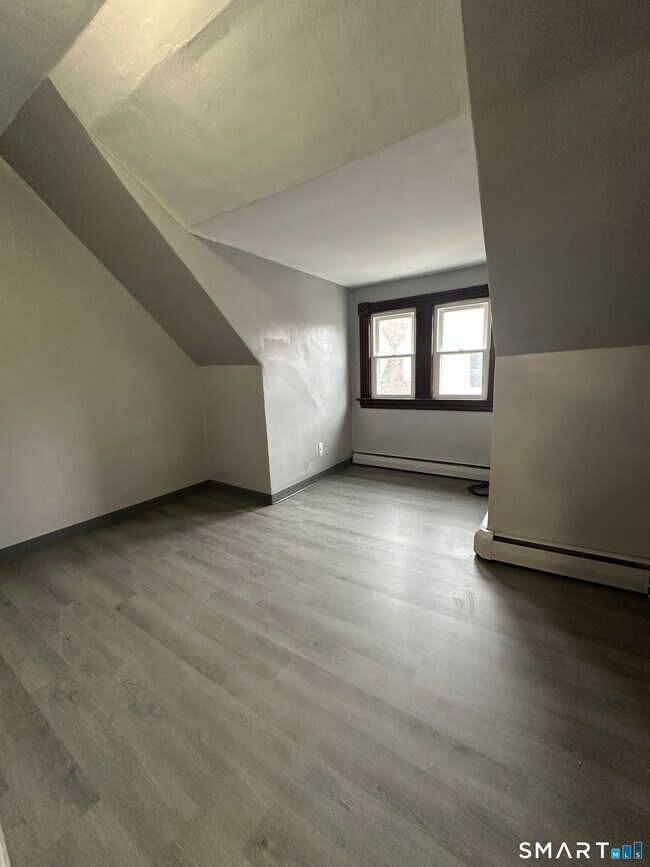 Building Photo - 402-404-404 Sigourney St