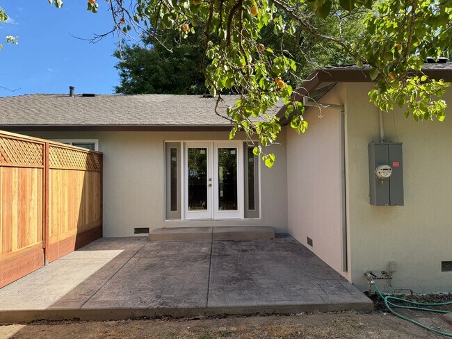 Building Photo - Fully Remodeled 3 Bedroom/ 2 Bathroom Duplex w/ Modern Finishes & Private Yard!