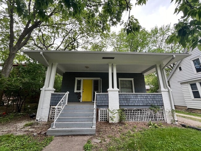 Primary Photo - Charming Home Near Campus