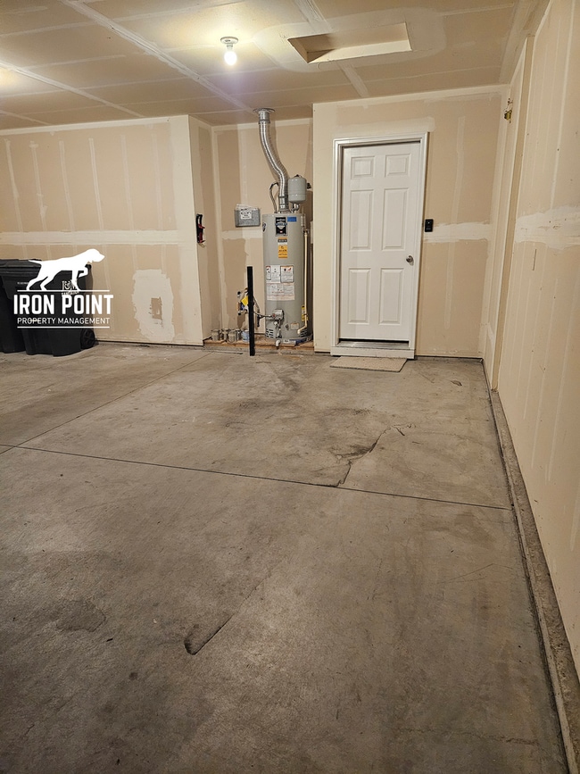 Building Photo - *$500 off your first months rent!* Move-in Ready Home w/new paint & flooring throughout, 2 car ga...