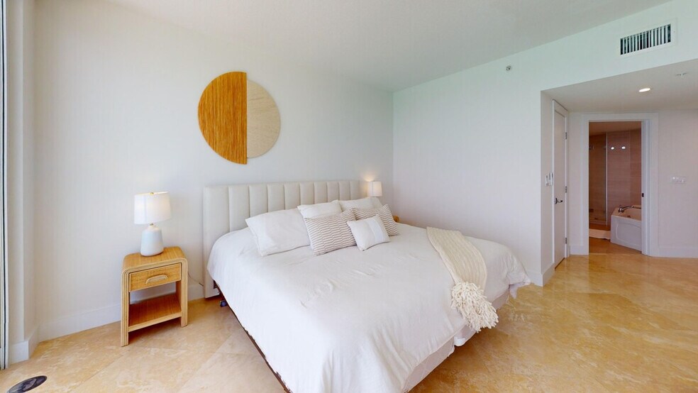 Building Photo - 16711 Collins Ave