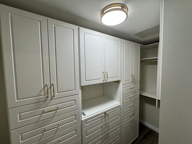Building Photo - Fully updated 3 bed/2.5 bath home