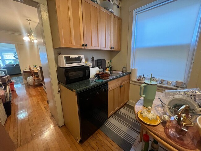 Building Photo - Huge One Bedroom in Irving Park