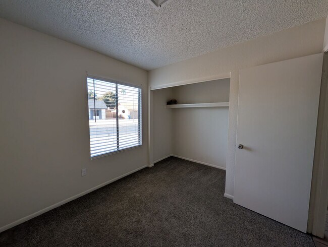 Building Photo - 4 Bedroom 2 Bathroom Sun Meadows Home