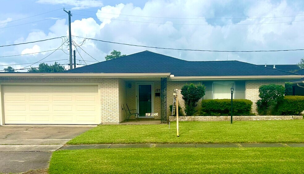 Building Photo - 127 Willow Dr