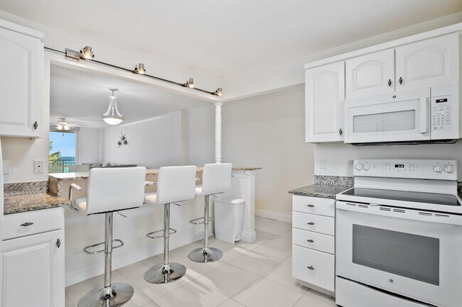 Building Photo - 1051 Hillsboro Mile