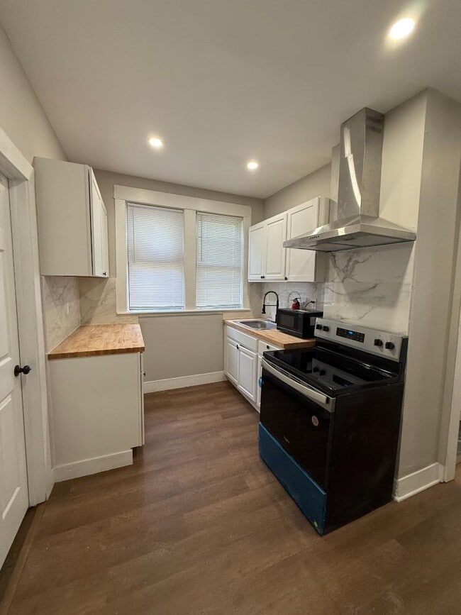 Building Photo - 605 3rd St