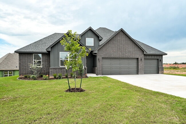 Building Photo - 6016 Kinnick Dr