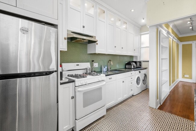 Building Photo - 629 W Buckingham Pl