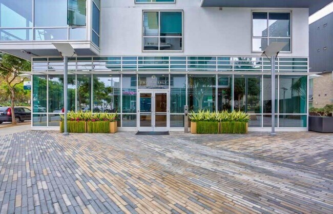 Building Photo - 1705-1725 Ocean Ave