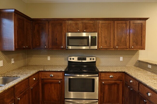 Building Photo - Now Pre-Leasing for Fall 2026–Spring 2027!