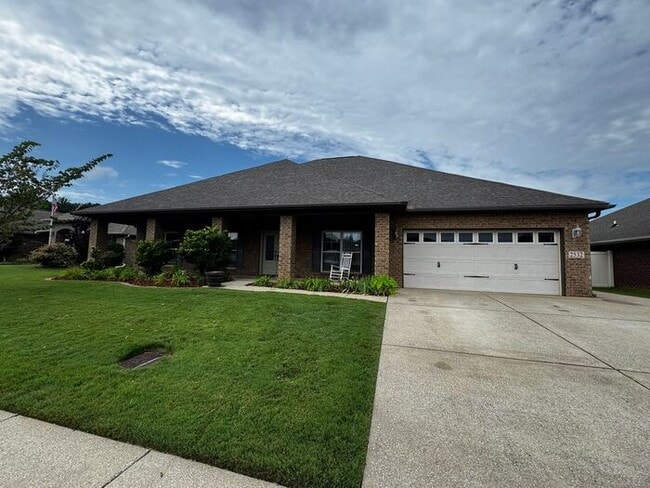 Building Photo - Near Redstone Arsenal Gate 1 with fence, storm shelter and AMAZING spa shower in primary suite