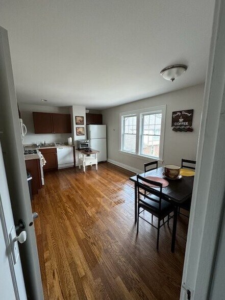 Building Photo - 161 E North Ave