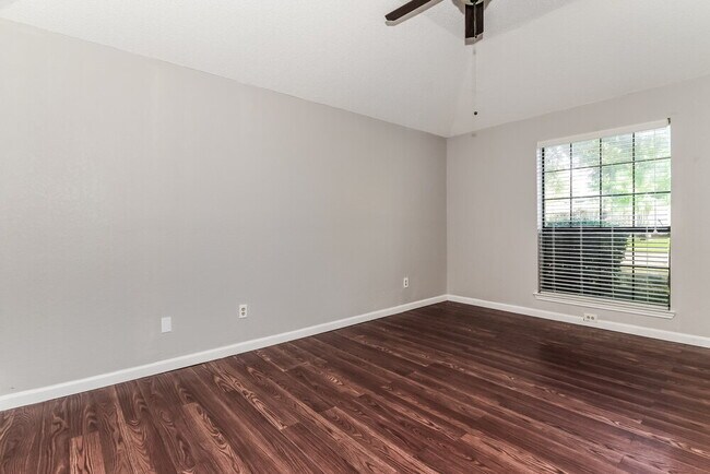 Building Photo - 4017 Dorchester Dr
