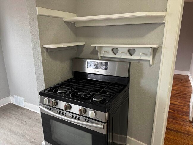 Building Photo - 824 Tremont Ave