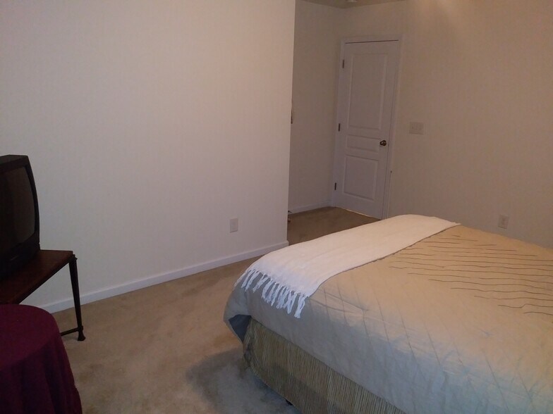 Building Photo - 2108 Pear Tree Ln