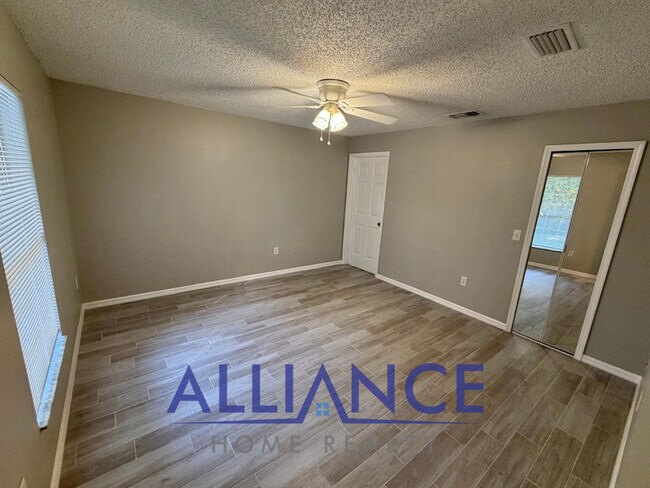 Building Photo - 546 Lancaster Ave