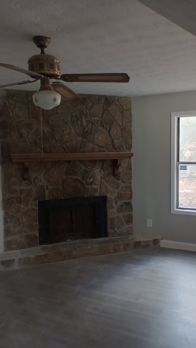 Building Photo - 679 Burnt Creek Dr NW