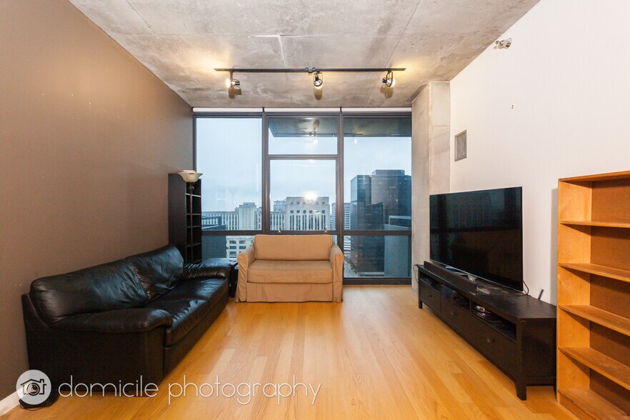 Building Photo - 235 W Van Buren St