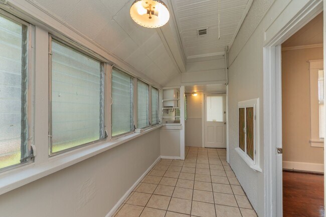 Building Photo - $1500 - 3 bed/1 bath house in Central Aven...