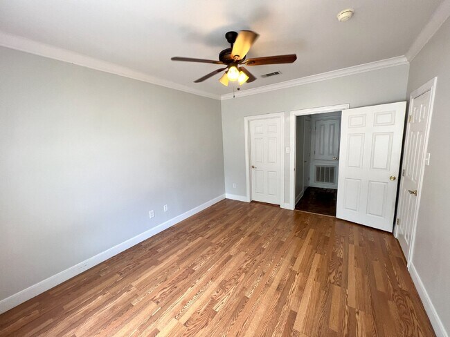 Building Photo - University View Condo, Gated 2 Bedroom Condo For Rent, Near LSU