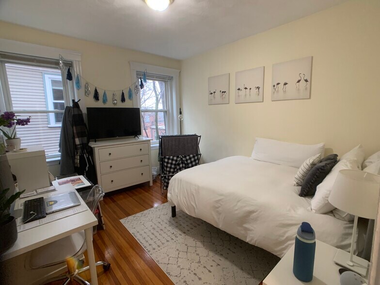 Building Photo - 92 University Rd