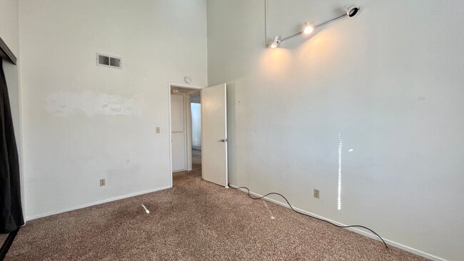 Building Photo - Desirable Pine Creek Condo Near Cal Poly  ...