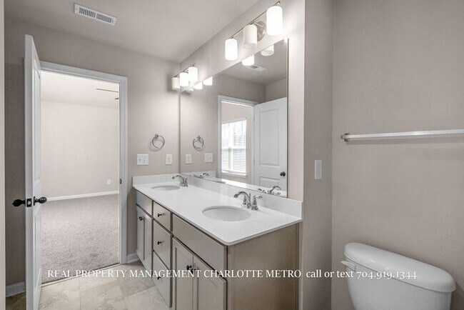Building Photo - Stunning 4-bedroom, 2.5-bathroom home located in the vibrant city of Charlotte, NC.