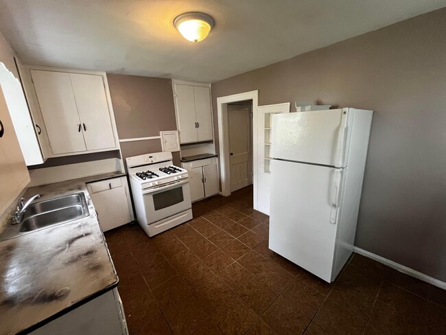 Building Photo - 627 S Burgess Ave
